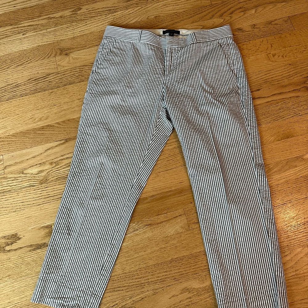 Banana Republic Gray and White Sear-sucker Capri